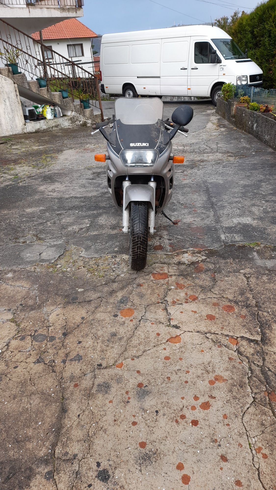 Mota de estrada suzuky