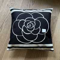 Poduszka dekoracyjna biało-czarna z kwiatem nowa