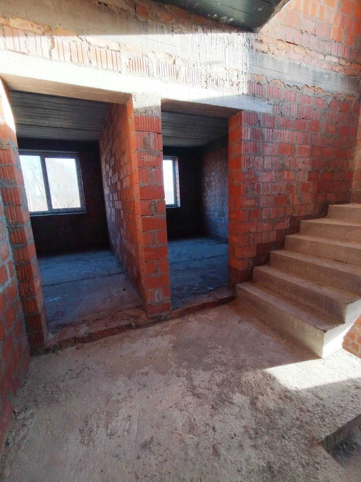 Дуплекс в лісовій частині Ірпеня. Поруч нові будинки.Розтермінування