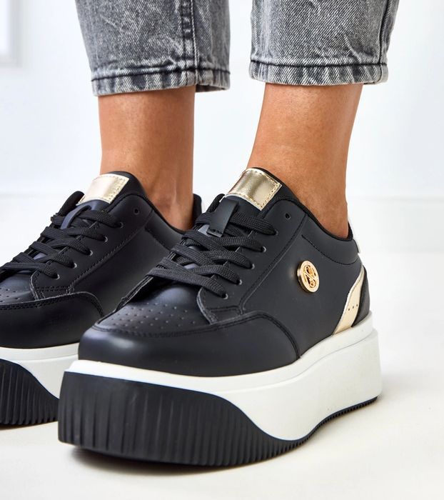 Czarne sneakersy na platformie ze złotym motywem Baresi