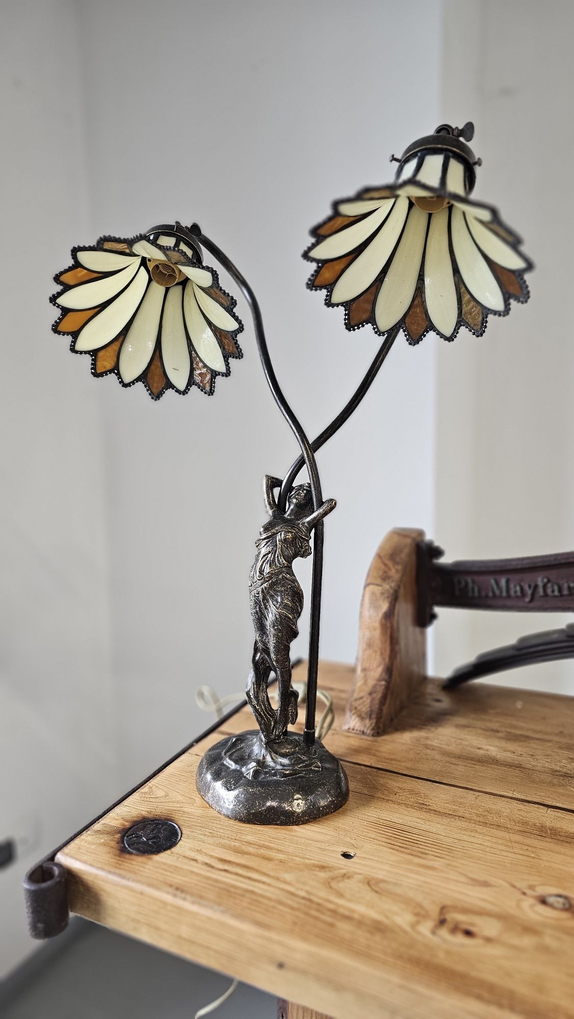 Lamp figuralna  z  mosiądzu  piękne klosze.