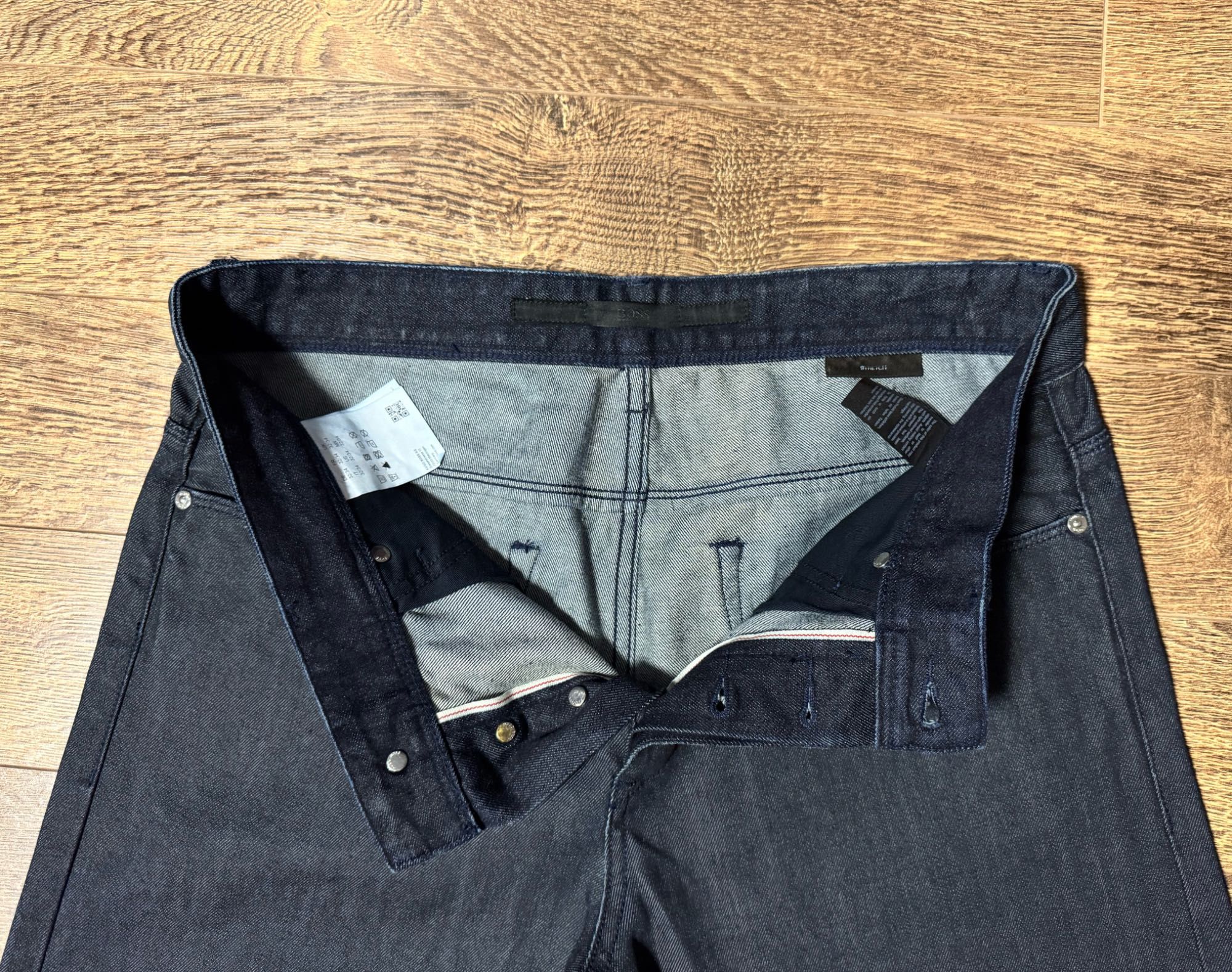 Джинсы Hugo Boss.