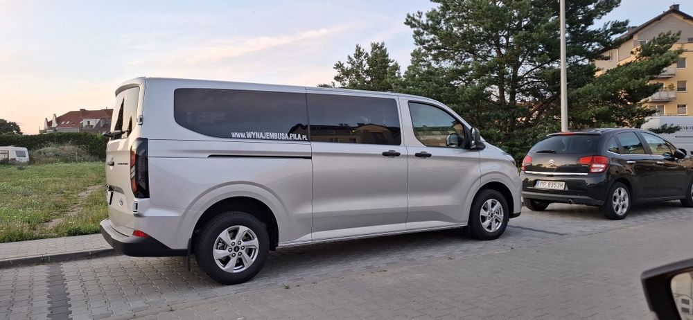 Wynajem busów osobowych-wypożyczalnia busów Fordy Custom 8-9 os