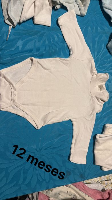 Vários bodies de bebé