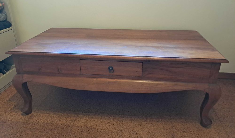 Mesa nova e muito elegante para TV ou de centro em madeira maciça