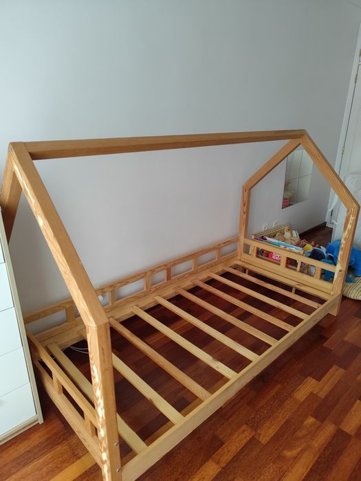 Cama montessori criança