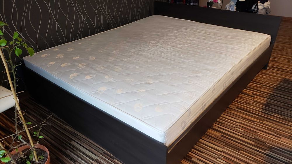 Łóżko z materacem  160x200 BRW gratis szafka nocna