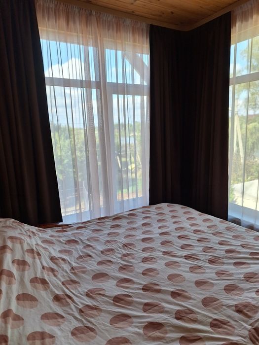 Затишний будинок на березі озера