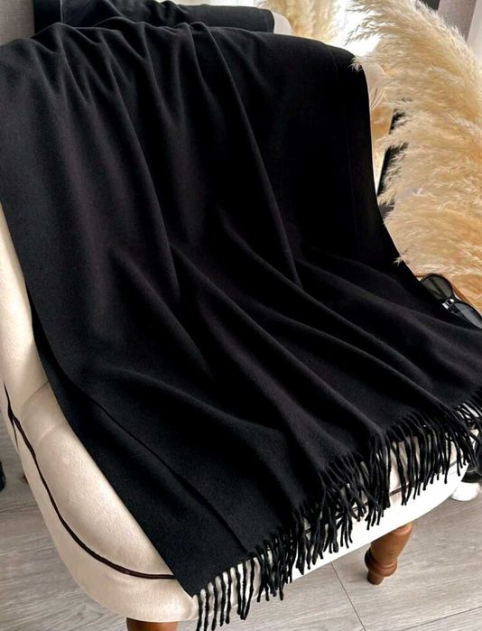Czarny duzy szalik kaszmirowy z frędzlami gładki cashmere