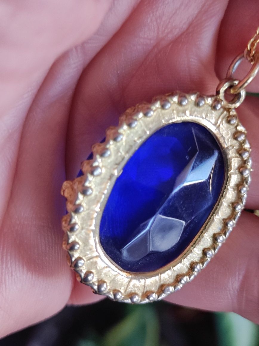 Magnífico colar jóia vintage com pendente em vidro lapidado