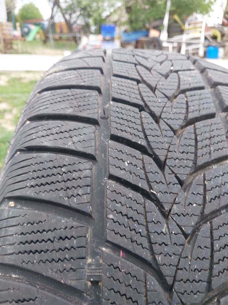 Opony zimowe  215/50 R17