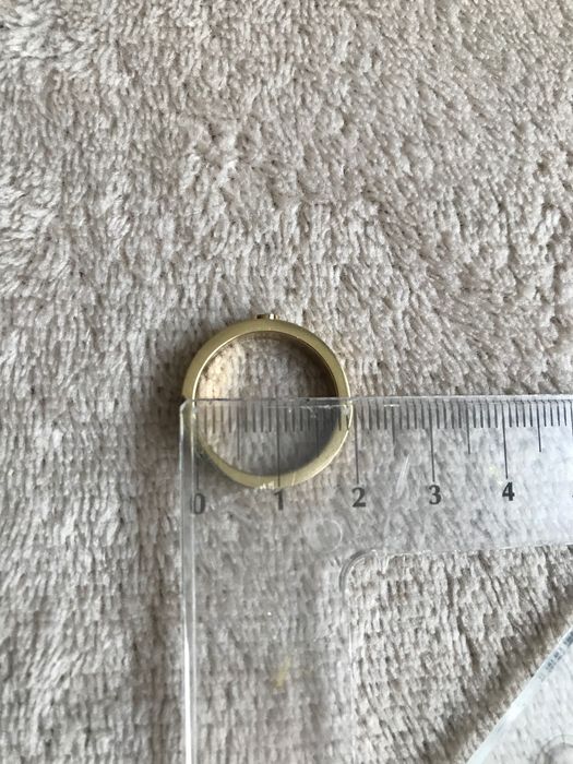 Pierścionek w stylu obrączki z cyrkonią stal chirurgiczna kolor złoty