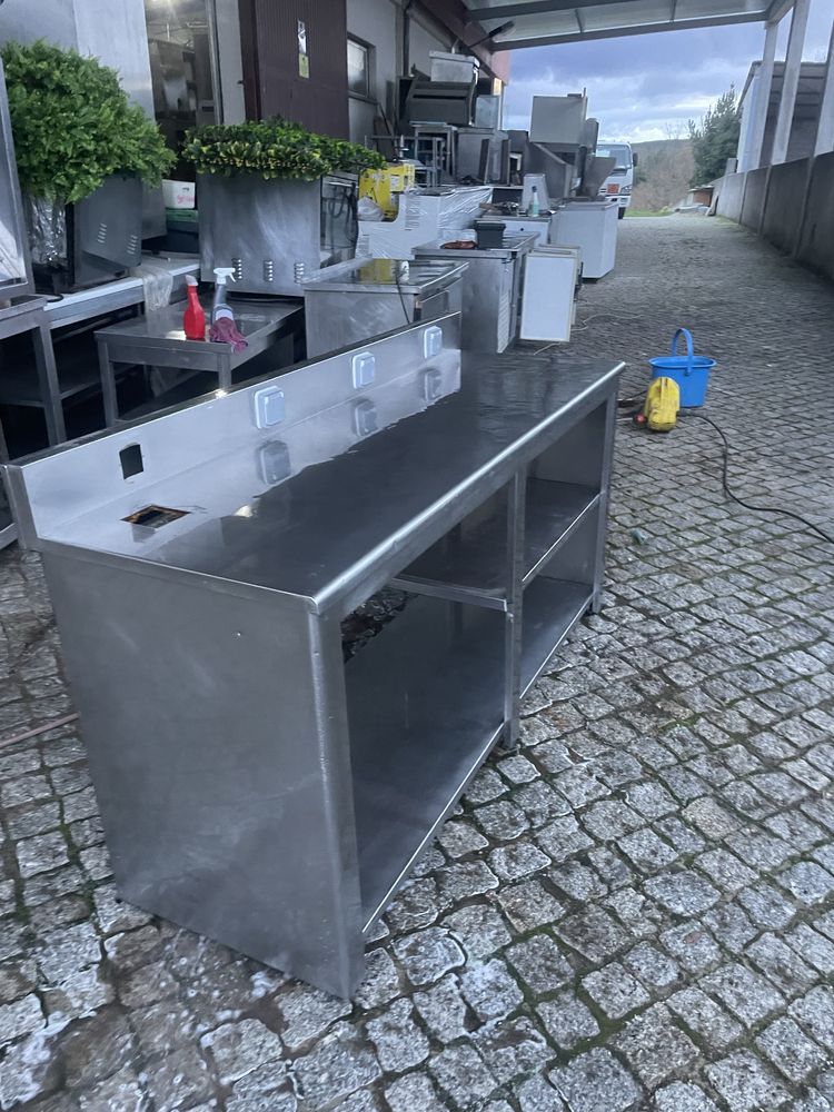 Bancada de inox - C/ tomadas elétricas