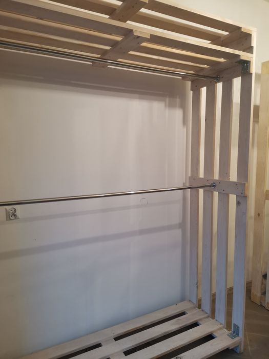 Szafa z desek drewnianych