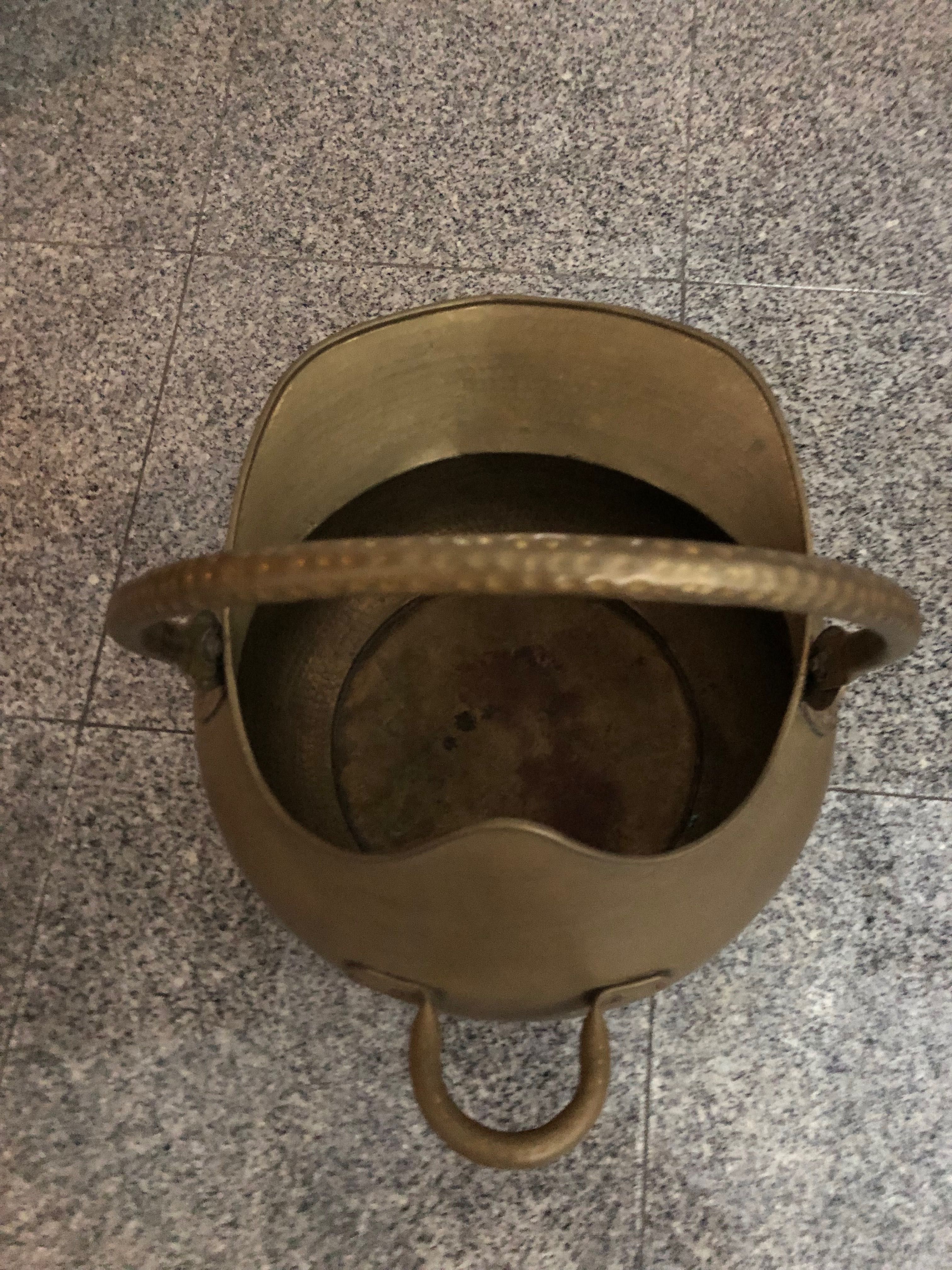 Pote em latão para lenha