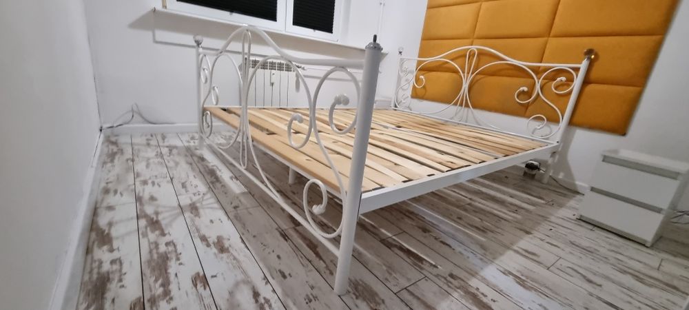 Łóżko metalowe 165x200 cm + stelaż drewniany – solidne, zadbane