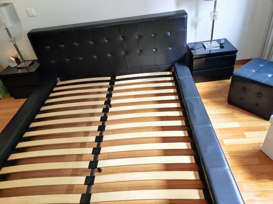 Mobília cama e mesinhas