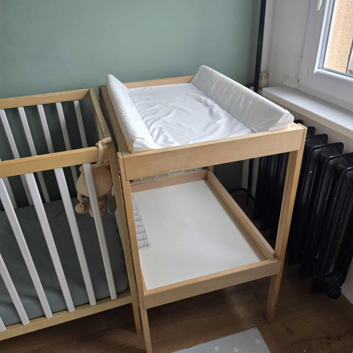 Przewijak Sniglar Ikea 
W zestawie pojemniki z koszem Osklig 
Dodatkow