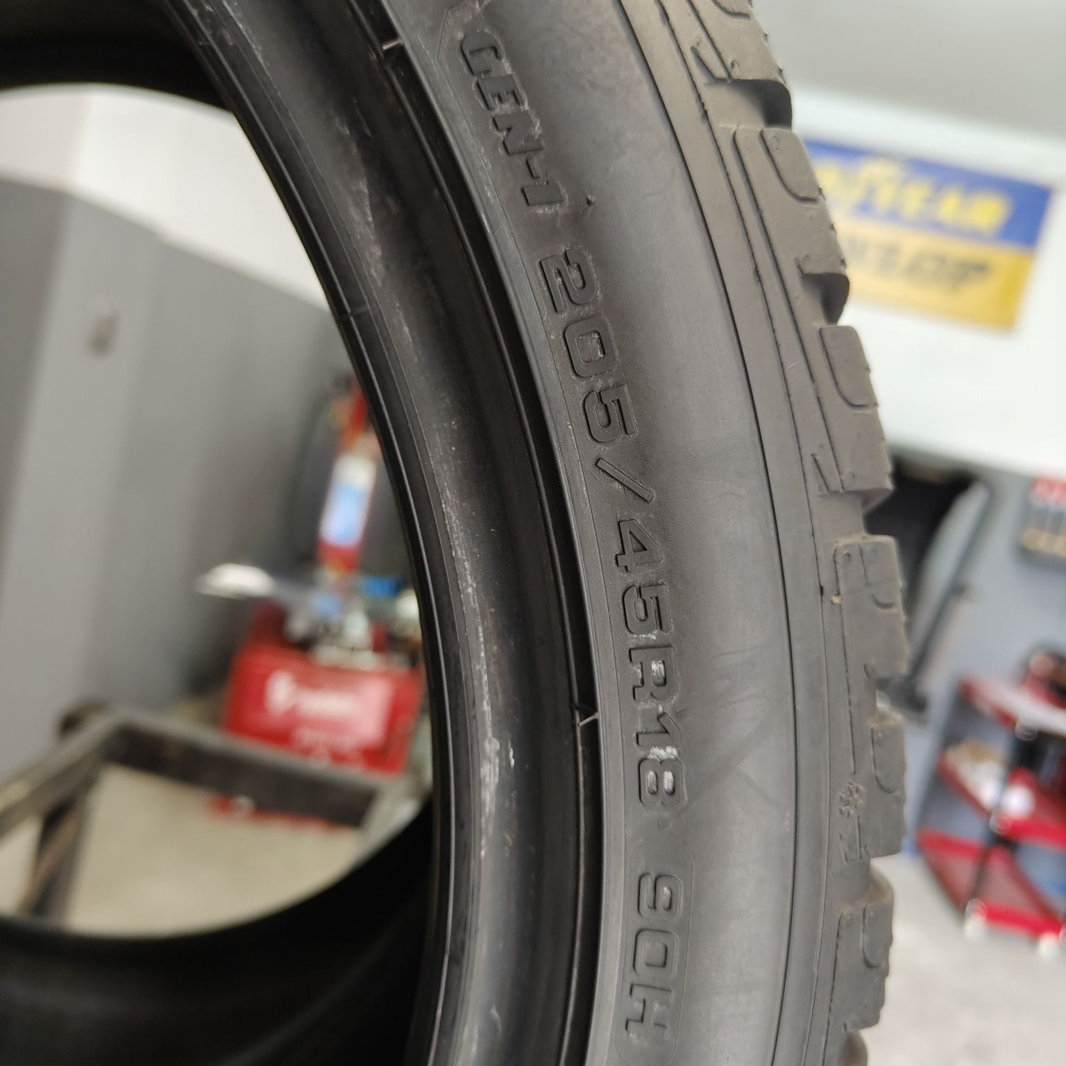 205/45/18 XL Sprzedam parę opon Goodyear