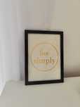 Live simply obraz plakat na ścianę 30x40 złoty napis czarna rama