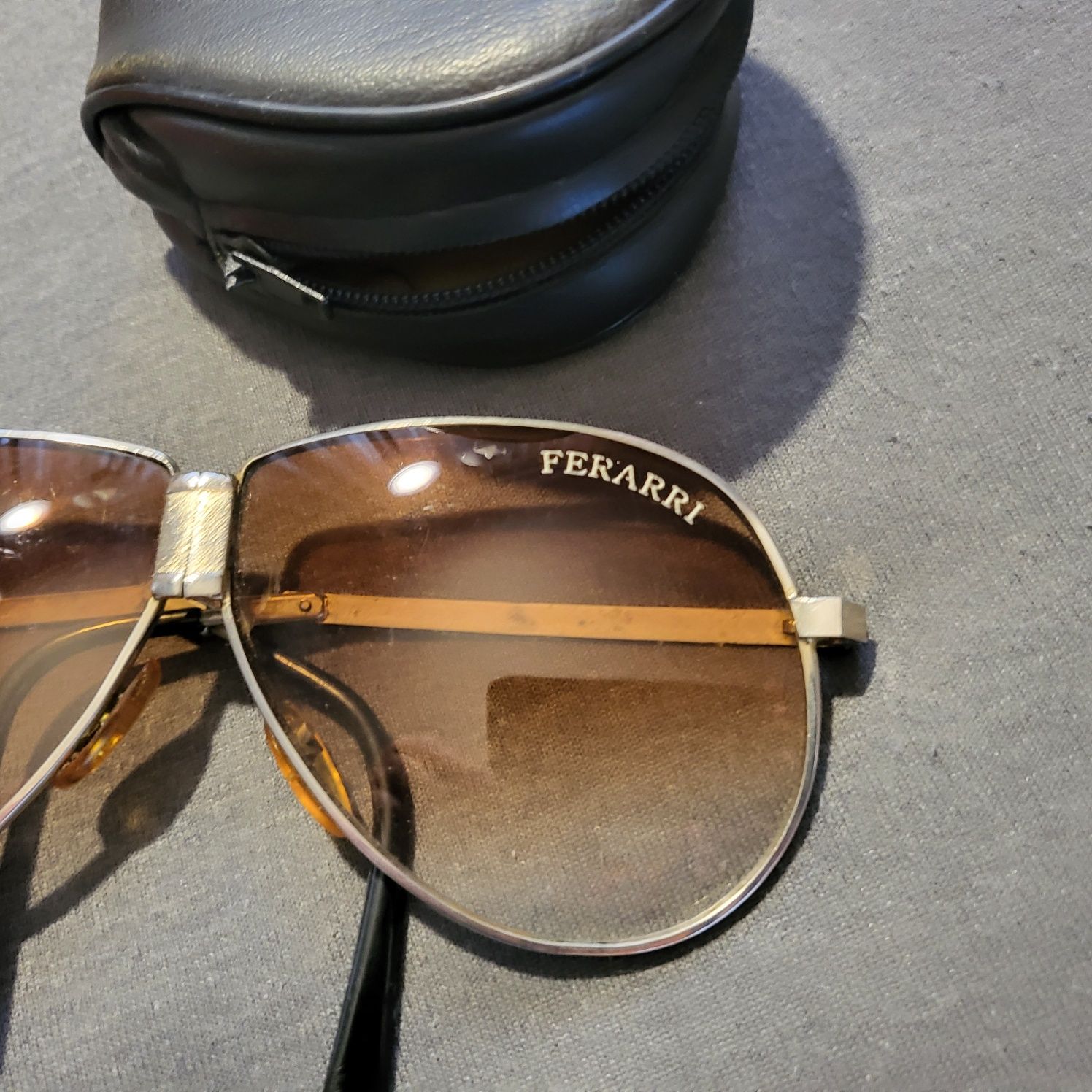 Oryginalne, składane okulary Ferrari, z filtrem polaryzacyjnym w etui.