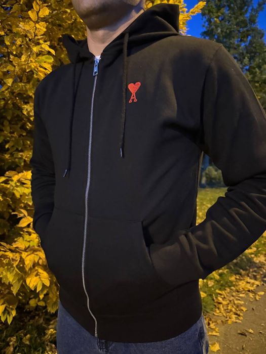 Зіпка Ami Paris на замку. В наявності два кольори