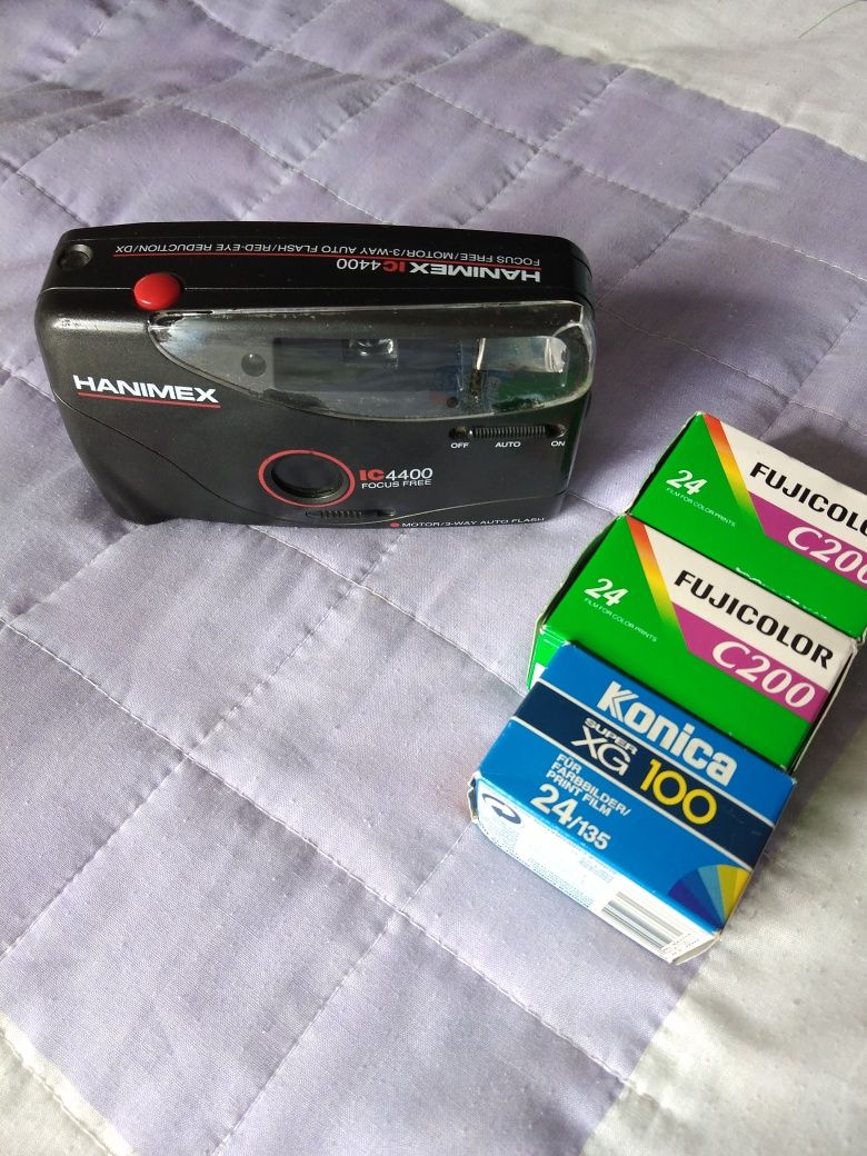 Máquina e rolos fotográficos