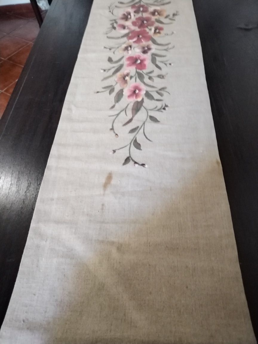 Caminho de mesa pintado