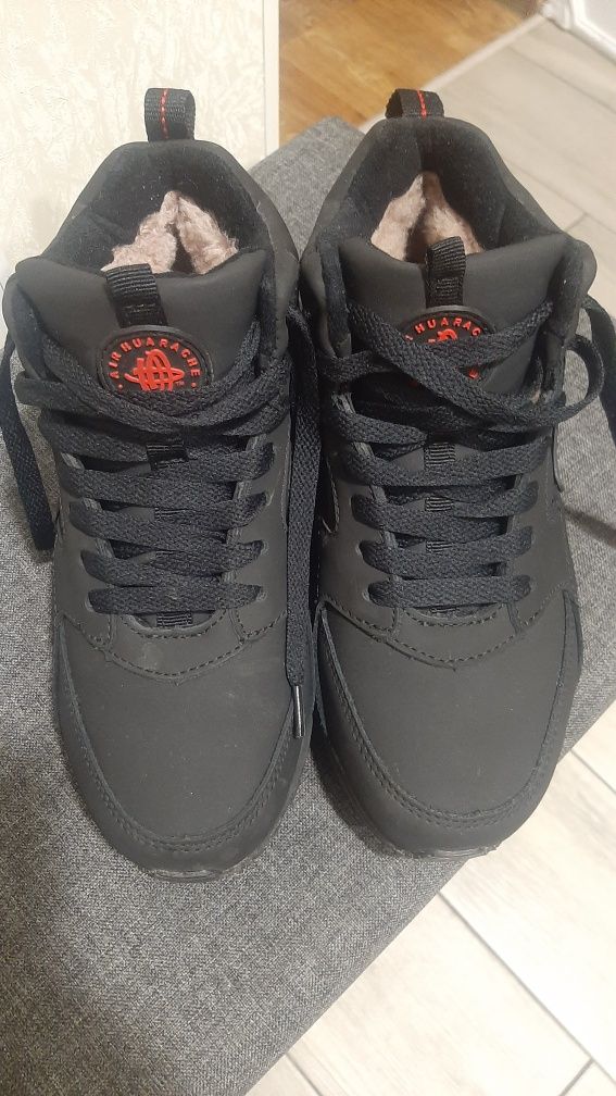 Кроссовки NIKE б/у одевала пару раз.