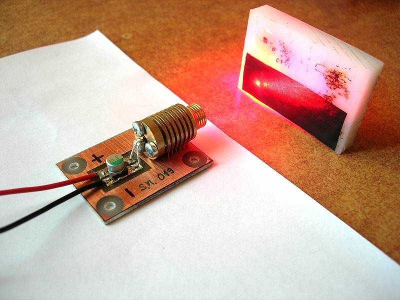 Mocna dioda laserowa czerwona o mocy 250 mW