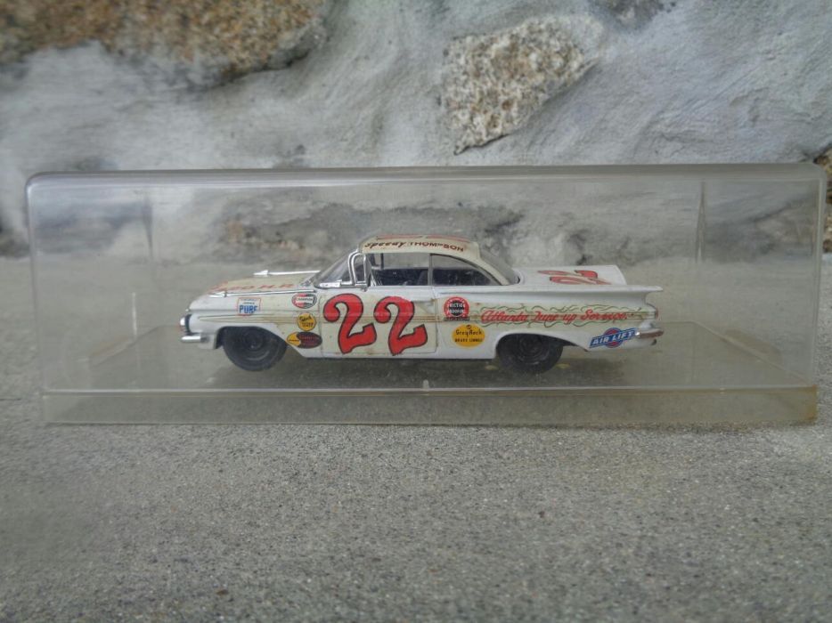 Carro em miniatura colecionavel em metal feito a mão, antigo.