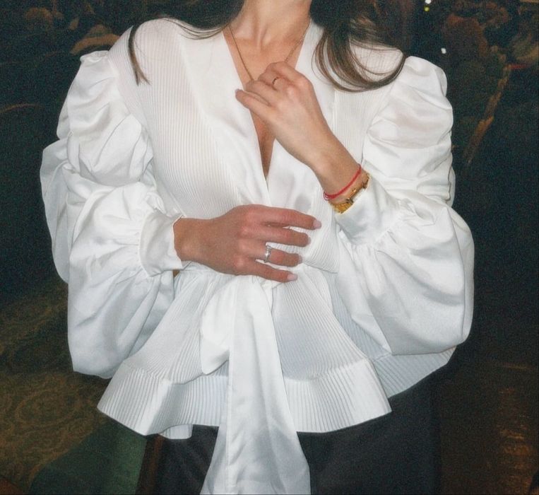 Нарядна блузка з воланом