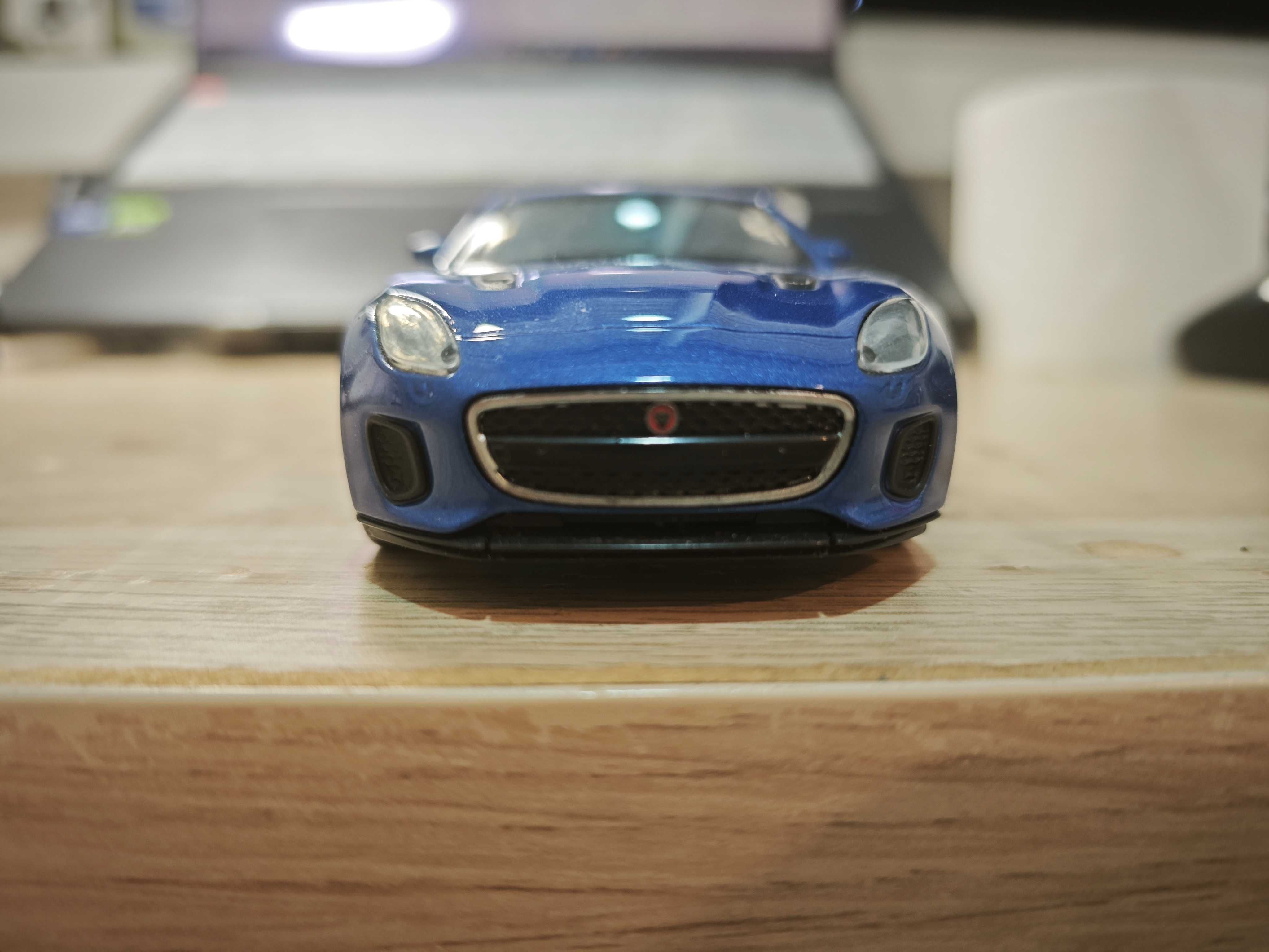 1/36 Jaguar F-Type miniatura