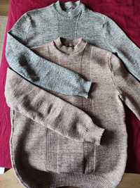 Dwa swetry w różnych kolorach.