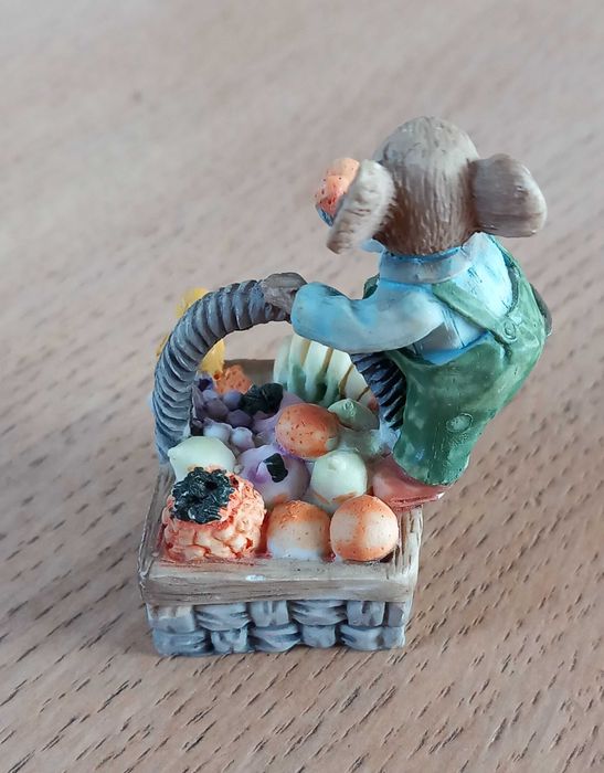 Stara figurka myszka z koszem owoców