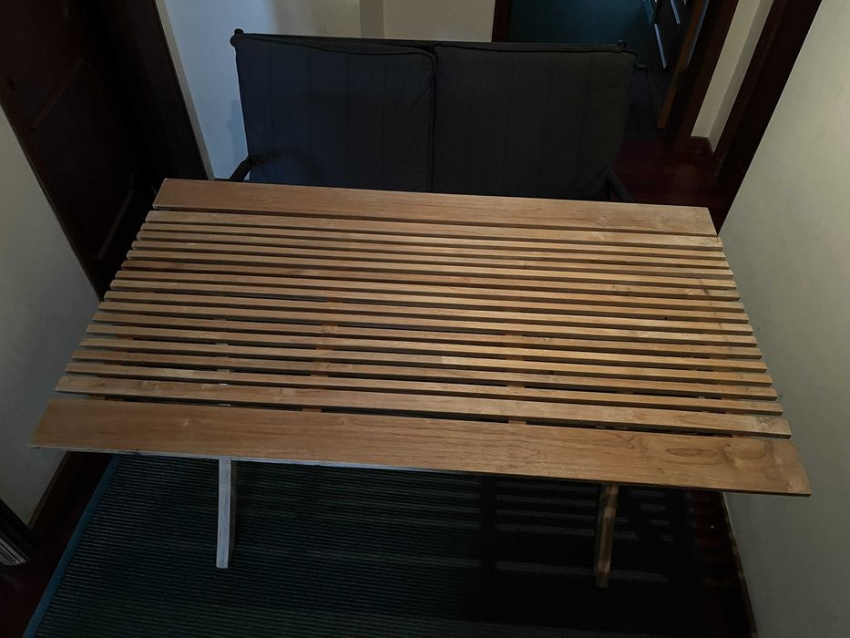 Mesa de jardim em madeira