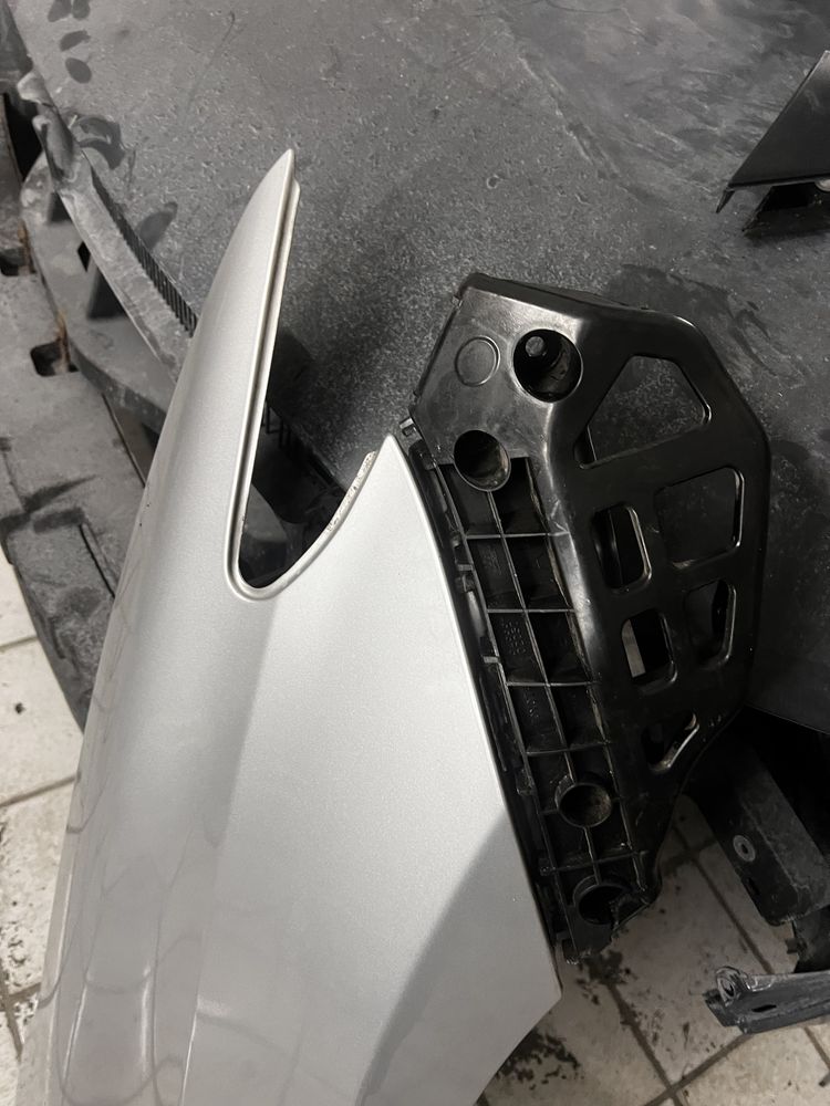 Toyota autis II lift blotnik prawy przedni 1f7