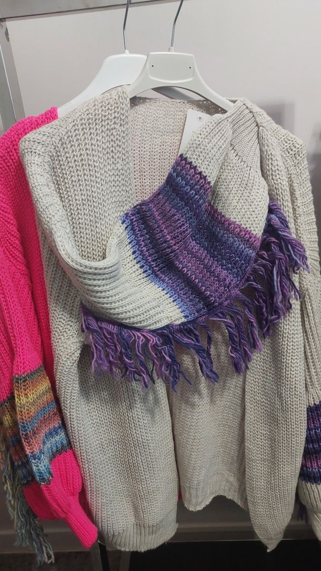 Sweter damski bufiaste rękawy z frędzlami