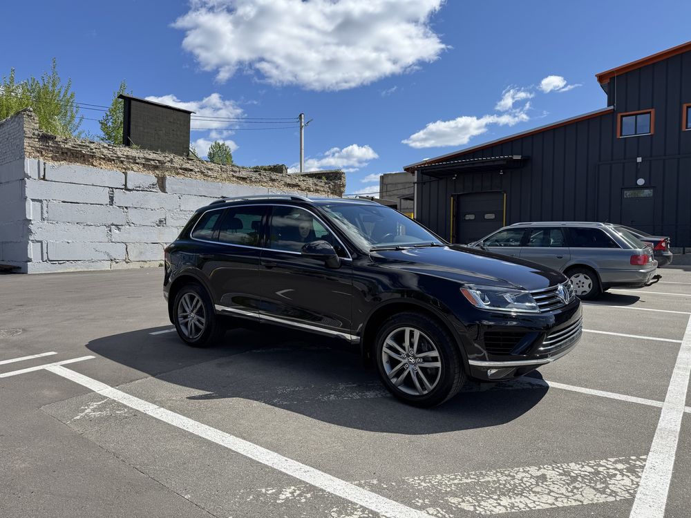 Свіжопригнаний Volkswagen touareg Fl з  історією обсл на оф сервісі.