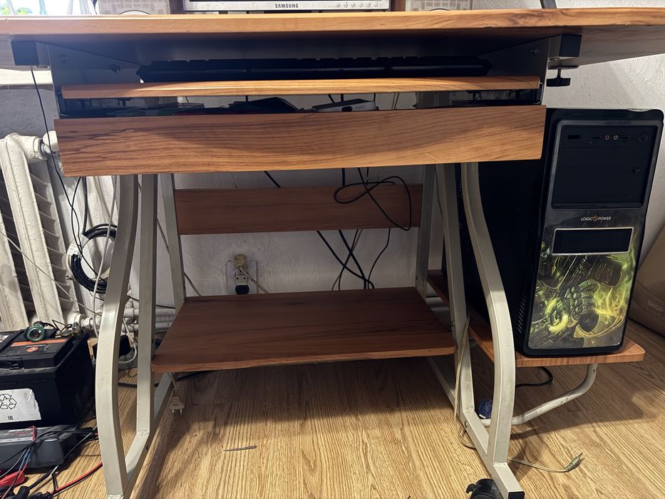 Компʼютерний стіл