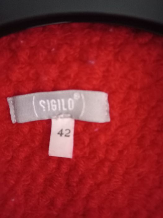 Casaco,  vermelho,  super quentinho ,com um corte muito  elegante