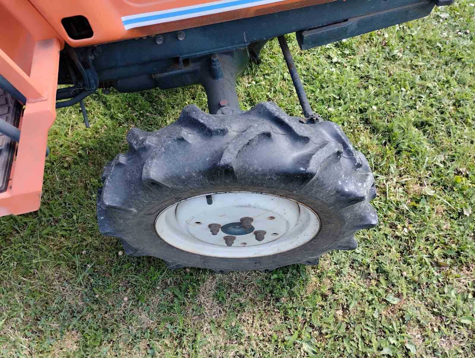 Мінітрактор Kubota B1-15 Bulltra з фрезою
