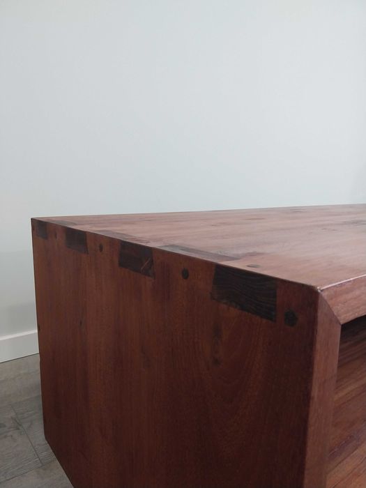 Mesa de centro / tv em madeira maciça