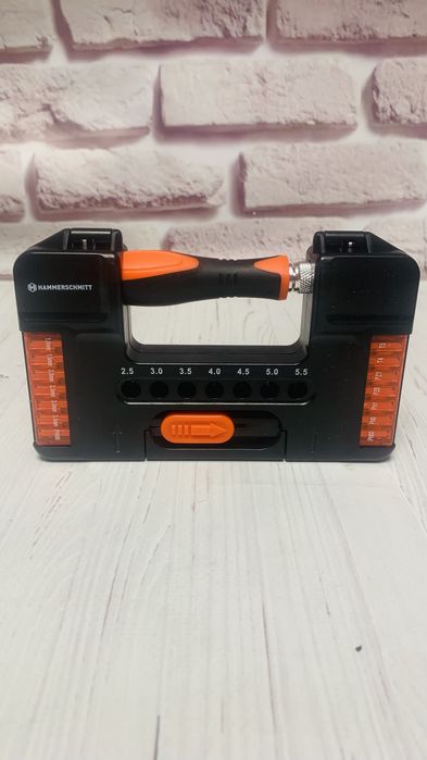 Викрутка зі змінними насадками та бітами