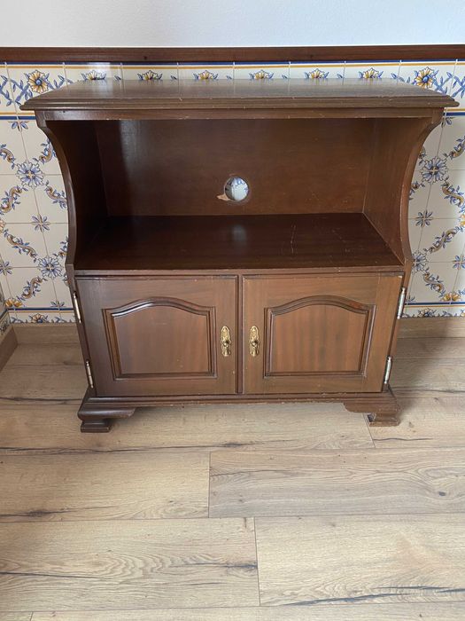 Móvel de Madeira Versátil - 2 Portas | Ideal para Sala ou Aparador