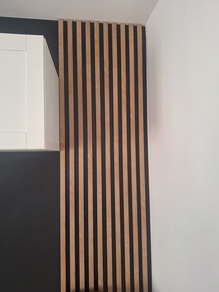 Panel ścienny na czarnej płycie