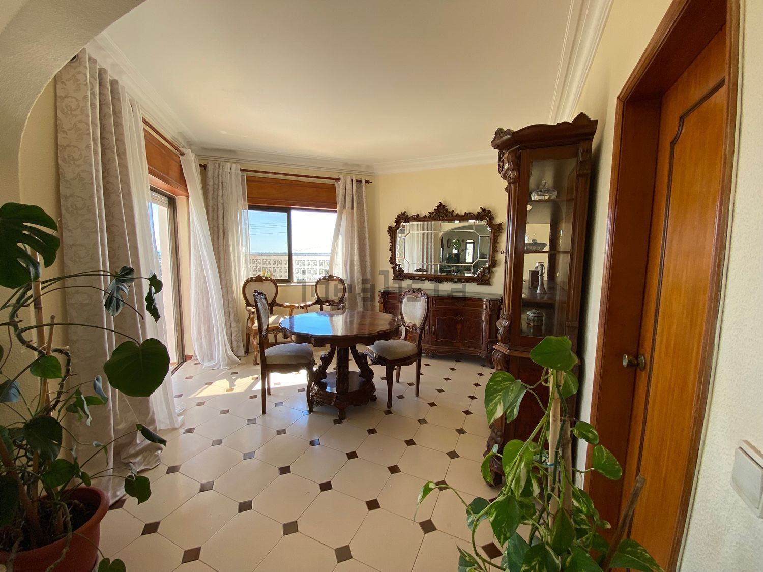 Conjunto de Sala de Jantar Clássica em Pau Santo