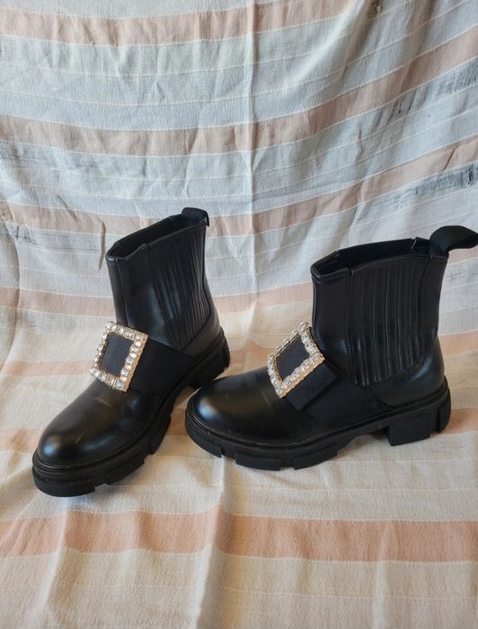 Botas pretas c/detalhe 39