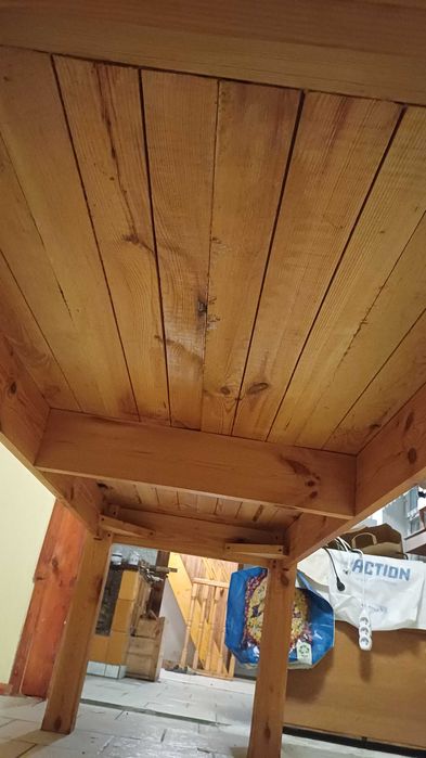 Drewniany stół, bardzo solidny