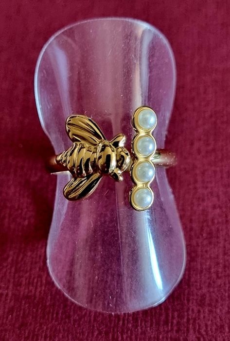 Anel dourado, em aço, com abelha e 4 micropérolas. Ajustável